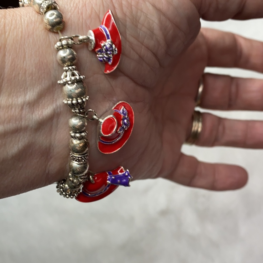 Red Hat Society Charm Bracelet One Size - Picture 8 of 9